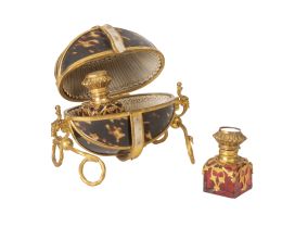 707.  Perfumero en forma de huevo de carey montado en bronce dorado con aplicación de nácar.París, S. XIX.