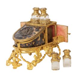 708.  Perfumero de carey montado en bronce dorado, con placa de metal aplicada en la tapa. París, S. XIX.