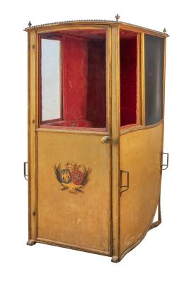 1183.  Silla de manos de madera pintada con blasón con corona de marqués, techo de piel tachonada e interior en terciopelo y asiento capitoné.S. XVIII.