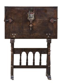 1081.  Papelera de madera de nogal y hueso.Trabajo castellano S. XVII.