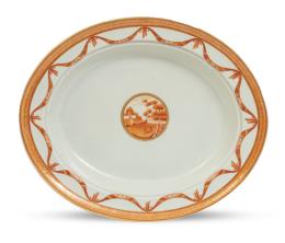 1203.  Fuente oval con escurridera de porcelana esmaltada en dorado, rojo de hierro y blanco. Barón de Ramalho (Brasil 1809-1902)Para la exportación a Brasil, China, S. XIX.