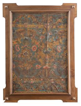 1069.  Guadamecí de piel dorada, moldeada y policromada con decoración de flores y aves, con marco de madera.Paises Bajos, principios del S. XVIII.