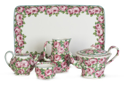 575.  Juego de café y té de porcelana esmaltada con rosas. Marcado en la base.Theodore Haviland, Limoges, Francia, 1920-1936.