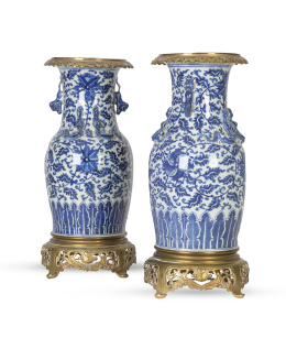 1132.  Pareja de tibores de porcelana esmaltada en azul y blanco montados en bronce dorado.China, S. XIX.