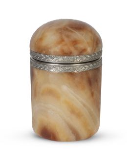 682.  Bote de ágata montada en plata.S. XIX.