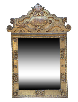 1137.  Espejo de madera tallada, dorada y policromada.
Copete rem