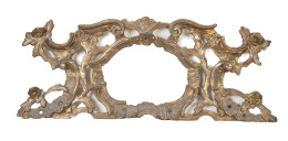 1150.  Remate de madera tallada y dorada Fernando VI.España, S. XVIII.
