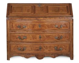 1139.  Buró de estilo transición Carlos III - Carlos IV de madera de nogal con fileteado de limoncillo.España, último cuarto del S. XVIII.