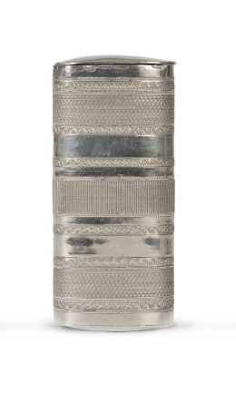 1164.  Purera de plata con decoración de cenefas con palmetas.España, S. XIX.