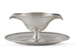 569.  Salsera de metal plateado con escudo grabado. Con marcas.P. Satóstegui, S. XX.