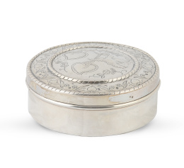 1171.  Cajita de plata portuguesa. Con marcas de la joyería "Rosas & Cia. Porto", ley 833.Oporto, marcas que comprenden el periodo de (1938-1984).