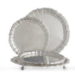 1249.  Lote de cuatro salvillas de plata sobre patitas de garra de diferentes tamaños. Con marcas.Tres de Pérez Fernández y otra de Santa Cruz., España, S. XX.