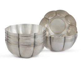 1177.  Juego de ocho lavafrutas gallonados, de metal plateado.S. XX,