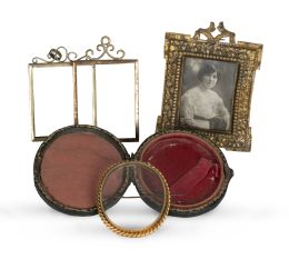 689.  Lote de tres marcos rectangulares, uno ovalado y un estuche.S. XIX - XX.