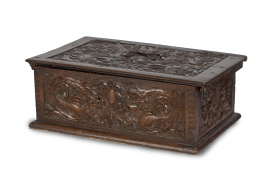 1077.  Caja de tapa plana de madera tallada de roble.Trabajo flamenco, S. XVII.