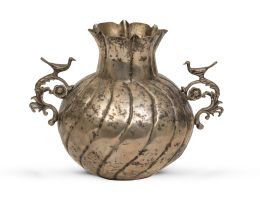1442.  Jarrón de plata gallonada con dos asas rematadas por aves.Perú, S. XIX.  
