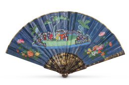 1243.  Abanico con país pintado y aplicaciones de marfil pintadas, varillaje y padrones de madera lacada y dorada.Trabajo chino, h. 1850-1860.