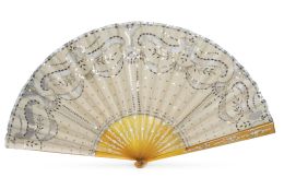 667.  Abanico con país de seda con lentejuelas bordadas y aplicaciones caladas, padrones y varillaje de pasta, con decoración grabada y plateada. ff. del S. XIX. 