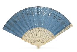 668.  Abanico con país en seda azul satinada con aplicación de lentejuelas plateadas, padrones y varillaje de hueso tallado y calado con aplicaciones plateadas.h. 1860.