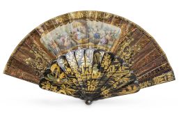 669.  Abanico con país de papel pintado e iluminado con aplicaciones doradas con escenas galantes; padrones y varillaje de madera lacada y dorada con chinerías.S. XIX.