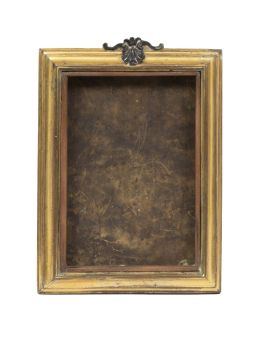 526.  Marco de bronce dorado rematado por venera.España, S. XVIII.