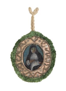 527.  Medallón con pintura de monja, con marco de tela con lentejuelas e hilos metálicos, rematado por hilos verdes.España, principios del S. XIX.
