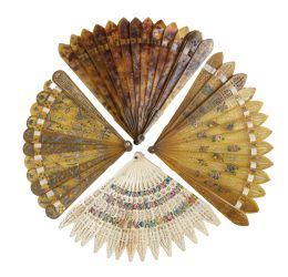 1196.  Lote de cuatro abanicos brisé de niña.Formado por: uno de pasta calada con flores pintadas; otro de pasta calada con aplicaciones doradas y padrones de metal; otro de pasta; y otro de hueso calado y pintado con flores h, 1830.