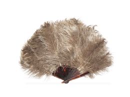 1187.  Abanico "belle epoque" con varillaje de símil carey y pluma de marabú gris.Francia, h. 1920.