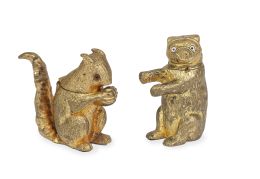 670.  Lote de dos cerilleros ingleses de metal dorado, en forma de ardilla y de oso.Inglaterra, S. XIX.