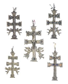 522.  Lote de cinco cruces de Caravaca de bronce dorado.España, S. XVIII-XIX.