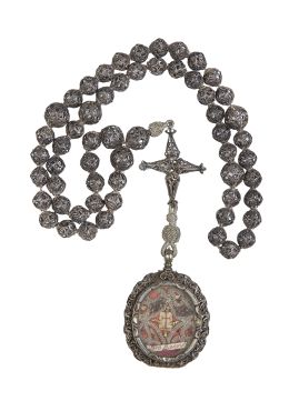 514.  Rosario con cuentas en filigrana de plata rematado en relicario de dos vitrales con marco de plata, ambas caras con reliquias entre espirales de hilo dorado.Salamanca o Extremadura, S. XVII.