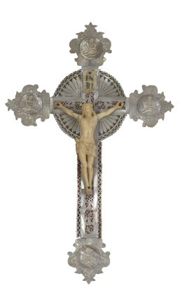 707.  Cristo de marfil tallado sobre cruz de nácar aplicado sobre madera de olivo.Recuerdo de Tierra Santa, marcado "Jerusalén", S. XIX.