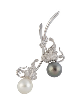 388.  Broche de ramo con dos flores de perla australiana y perla 