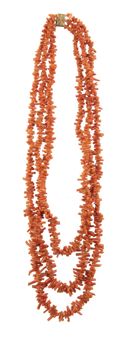 230.  Collar de tres hilos de ramitas de coral de pp. S.XX de cor