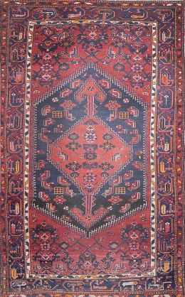 644.  Alfombra en lana de campo rojo y motivos geométricos.