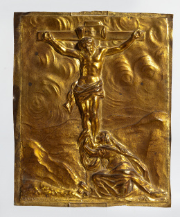 560.  “Cristo crucificado con la Magdalena”.Placa en relieve en bronce dorado.Escuela italiana, S. XVII.