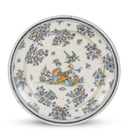 1219.  Plato de cerámica esmaltada en azul, ocre, amarillo, verde y azul.Alcora, serie de chinescos (1735-1760).