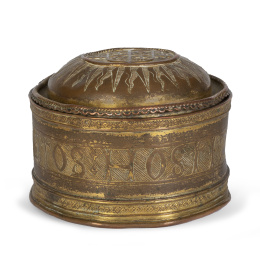 1079.  Píxide gótico en cobre dorado con escudo obispal en la tapa.h. 1500.