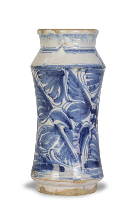 1067.  Bote de farmacia de cerámica esmaltada en azul cobalto de la serie de la "figueta o del higo".Cataluña, S. XVII.