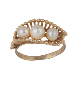 270.  Sortija años 50 con tres perlas en cesta de hilos de oro