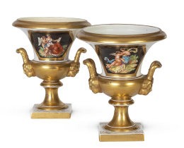 1121.  Pareja de copas o "Vasos Medici" de porcelana esmaltada y dorada. Nápoles, S. XIX.