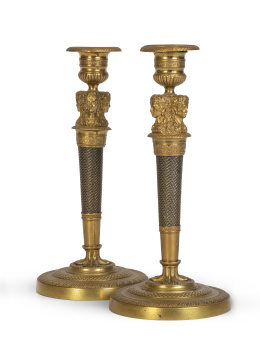 1230.  Pareja de candeleros imperio de bronce dorado y bronce pavonado.Francia, h. 1815.