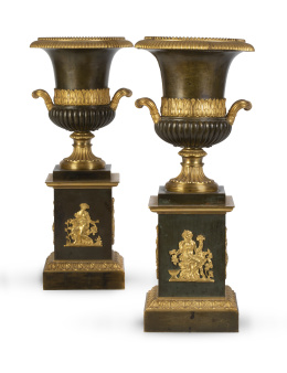 1233.  Pareja de vasos época imperio de bronce pavonado y dorado.Francia, h. 1810.