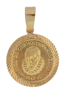 284.  Colgante con medalla de "Don Quijote" en marco circular con