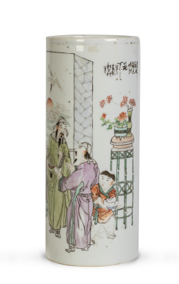 740.  Jarrón "Cai Qing Jiàng" de porcelana esmaltada con personaj