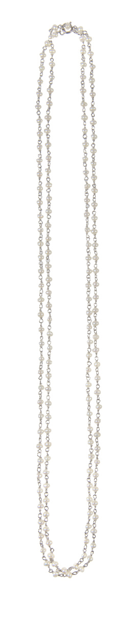 75.  Cadena larga de pequeñas perlas alternas con eslanones de p