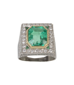 328.  Sortija con esmeralda central de 4 ct en montura elevada cuajada de brillantes y decorada con esmeraldas calibradas