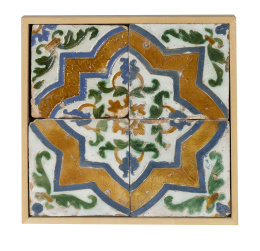 1073.  Plafón con cuatro azulejos de cerámica esmaltada, con la técnica de arista.Toledo, S. XVI.