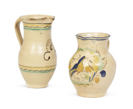 511.  Dos jarros de cerámica esmaltada, uno con decorada con la pajarita, otro con motivo vegetal.Puente del Arzobispo, S. XIX.