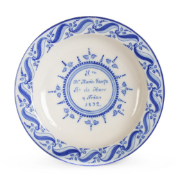 532.  Plato acuencado de cerámica de esmaltada en azul cobalto, con leyenda que reza: "Doña María Josefa J de Haro y frías 1892".Talavera, 1892.
